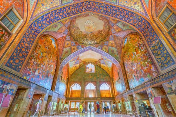 تماشا کنید: عمارت چهل ستون نمونه شکوه معماری در دولتخانه دیدن کنید: عمارت چهل ستون نمونه شکوه معماری در دولتخانه صفوی