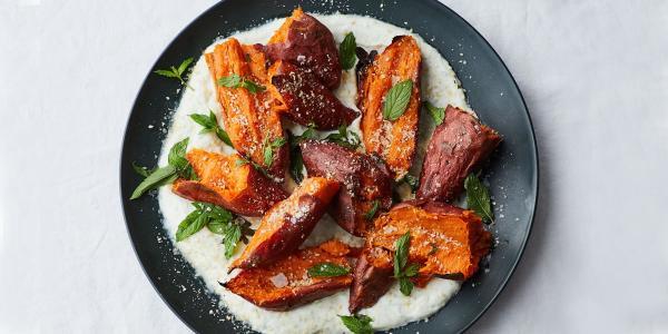 طرز تهیه سیب زمینی شیرین کبابی با ماست و نعنا ، یک پیش غذای طرز تهیه سیب زمینی شیرین کبابی با ماست و نعنا ، یک پیش غذای سالم