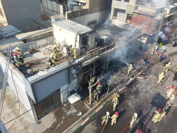 آتش سوزی یک مغازه با ده ها سیلندرگاز در تهران آتش سوزی یک مغازه با ده ها سیلندرگاز در تهران